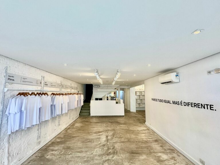 Oriba transforma sua loja de Pinheiros em pop-up de camisetas essenciais