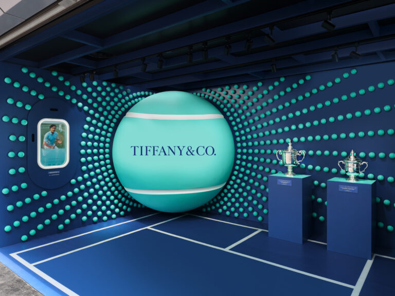Lendários troféus, raquete cravejada de diamantes e mais: o que tem no espaço da Tiffany & Co. no US Open 2025