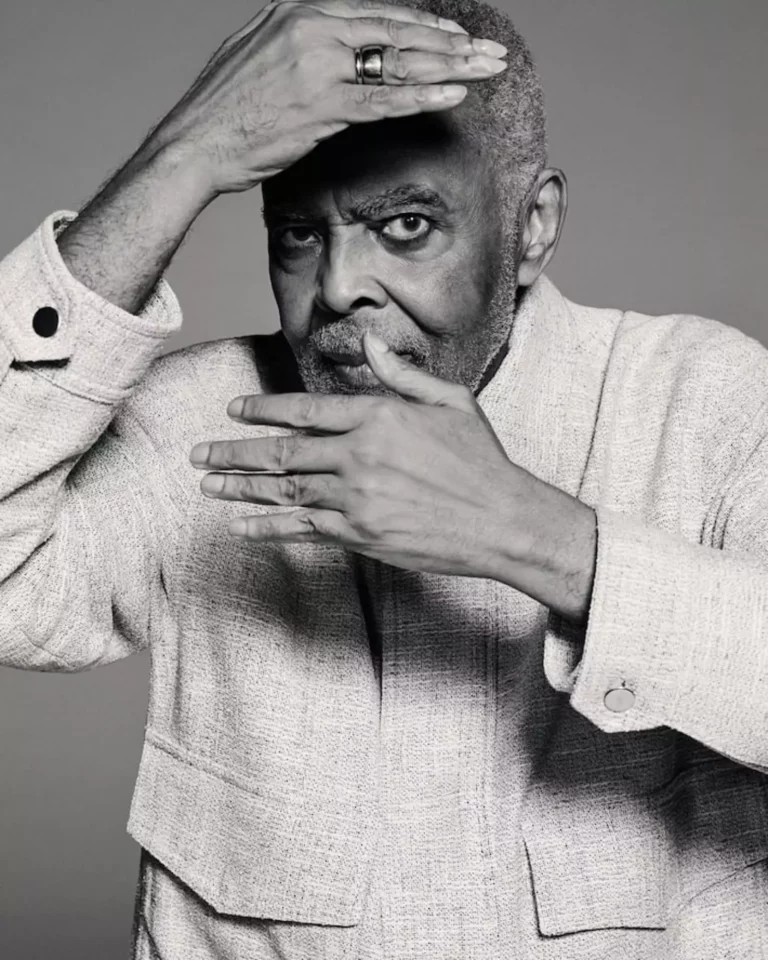 Gilberto Gil: “O traje é uma continuidade da persona, do espelho, é a pergunta: ‘Como é que estão me vendo?’”