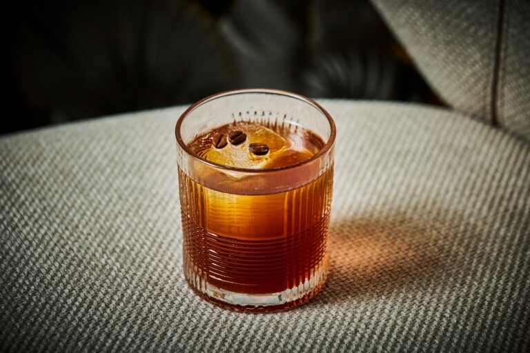 Um drink para curtir o frio? Aposte no Old Executioner, de Alê D’Agostino