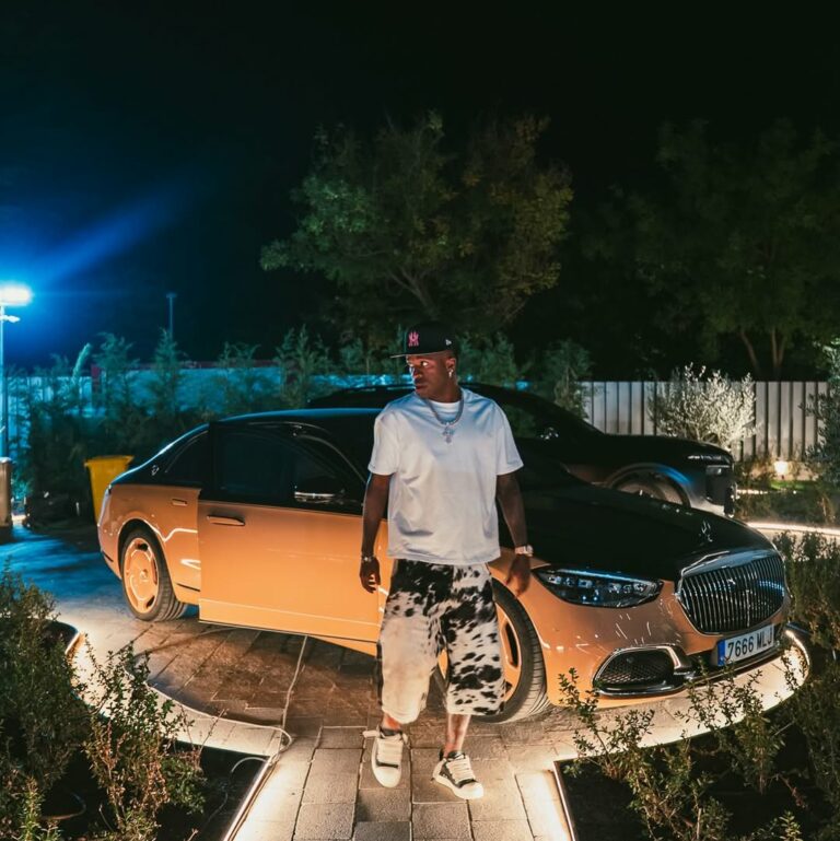 Um zoom na Mercedes-Maybach S 680 de Vini Jr., feita em parceria com Virgil Abloh