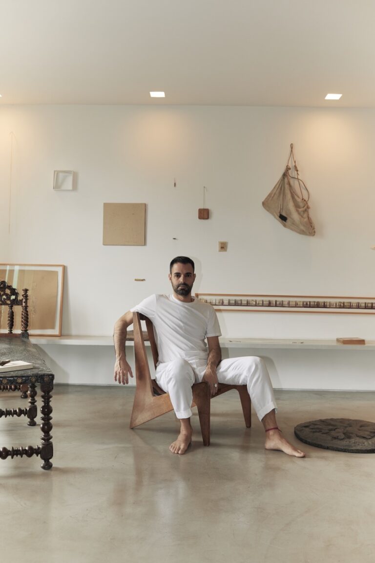 Por dentro do apartamento-galeria de Rafael Moraes