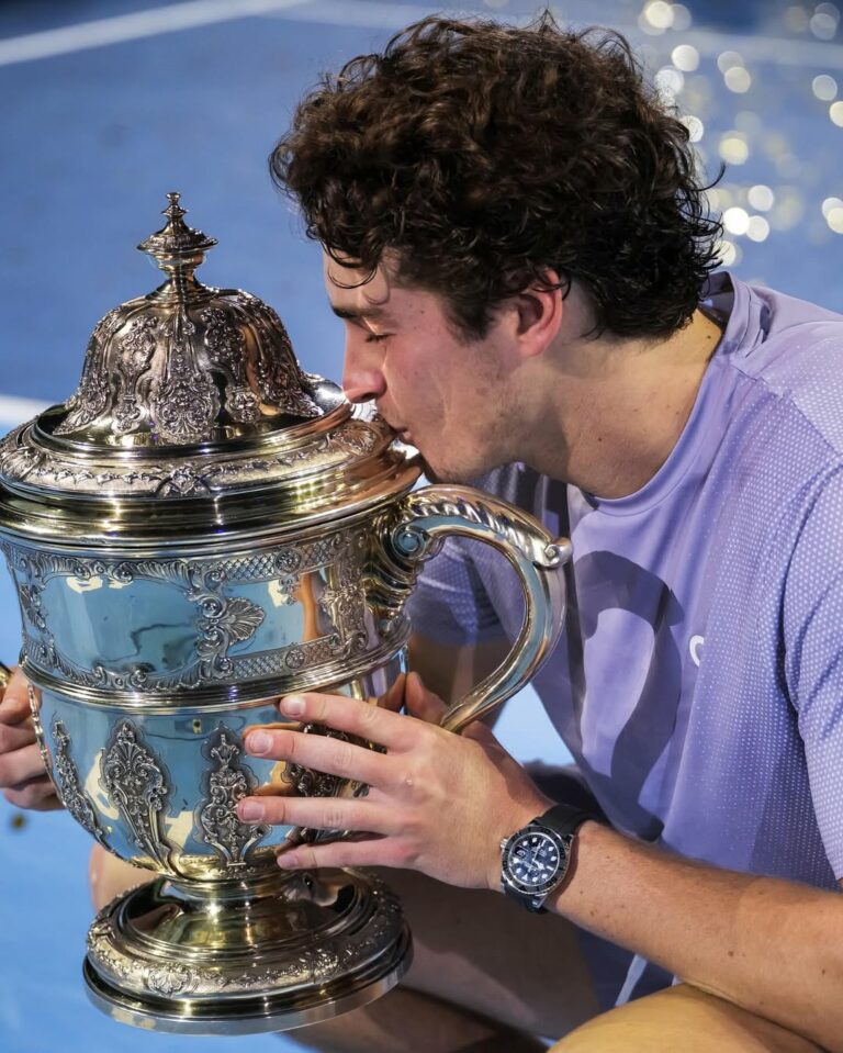 João Fonseca levanta troféu do ATP 500 da Basileia com Rolex Yacht-Master 42 em ouro branco 18 quilates