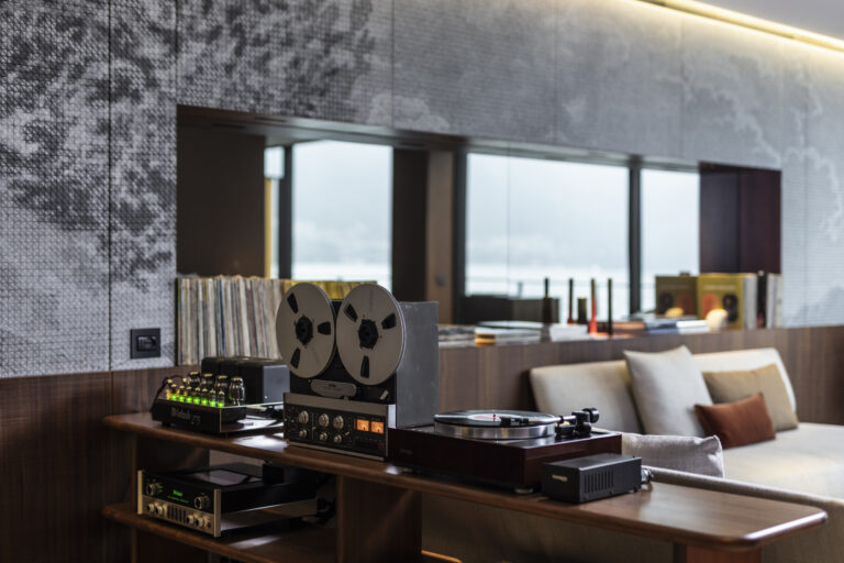 Com acervo de 500 discos, esta é a primeira listening suite do mundo