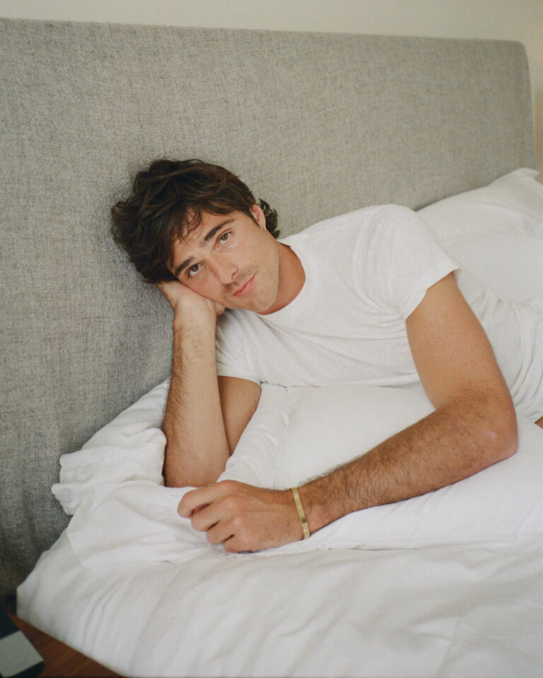 Jacob Elordi prova que o bracelete ícone da Cartier também veste os homens