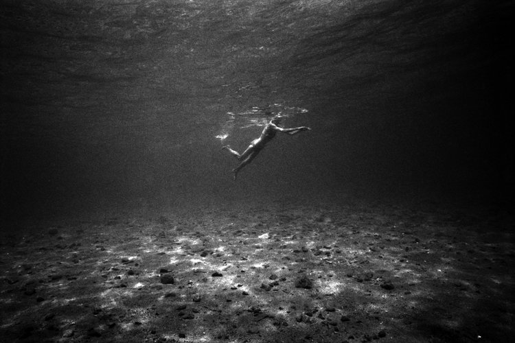 ‘Suspensão’: Com exposição inédita em São Paulo, Pedro Arieta celebra a fotografia e o mergulho no Oriente Médio