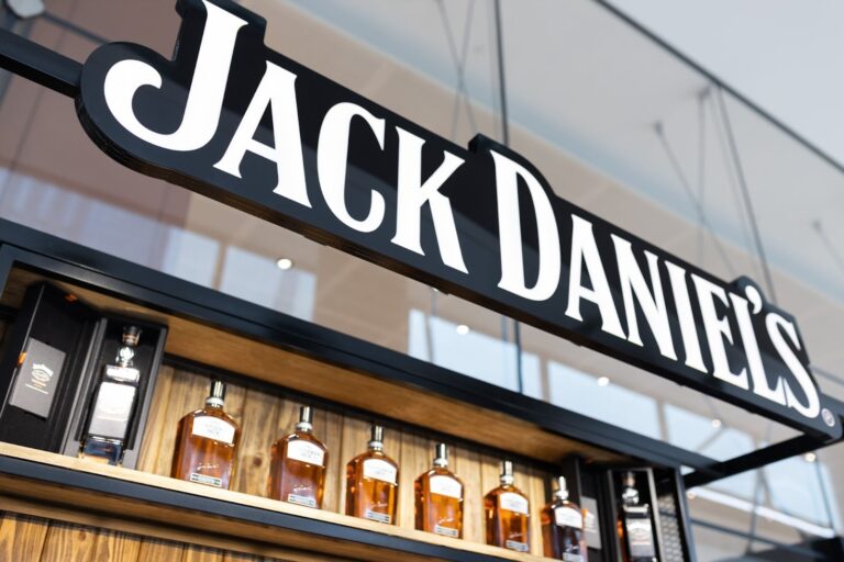 Um brinde ao fim de ano: Jack Daniel’s inaugura lojas pop-up em São Paulo com produtos exclusivos