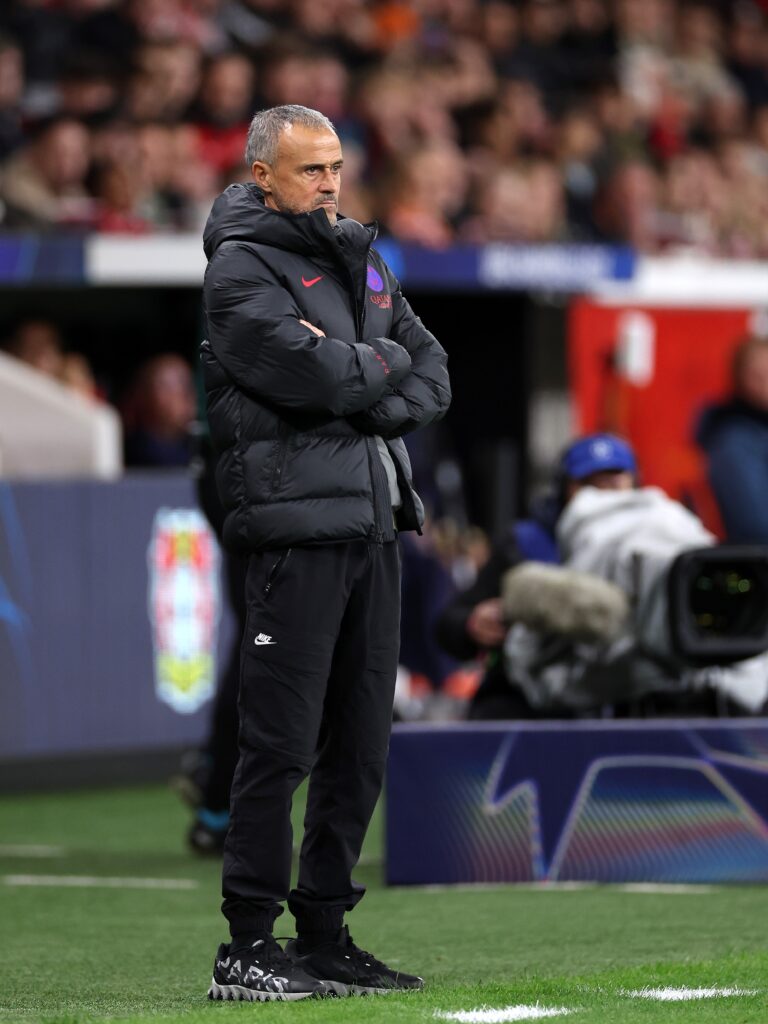 Técnico do PSG, Luis Enrique mescla alfaiataria com agasalhos e conjuntos no seu estilo à beira do campo