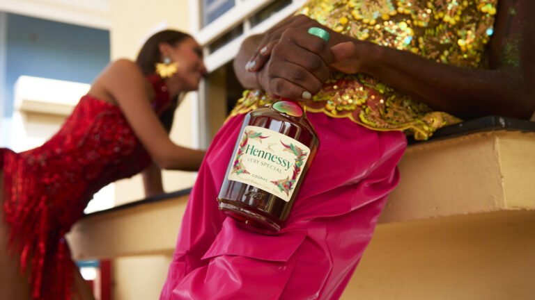 Hennessy desembarca no Carnaval brasileiro com edição limitada e estreia na Sapucaí