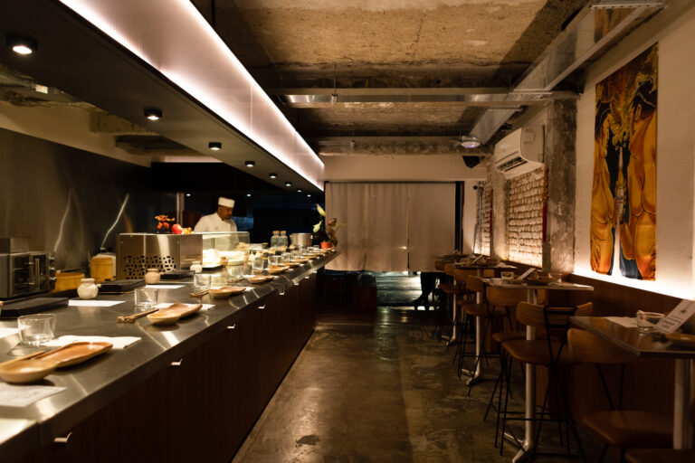 Comer em pé pode parecer desconfortável numa primeira impressão; definitivamente não é o caso do Standing Sushi