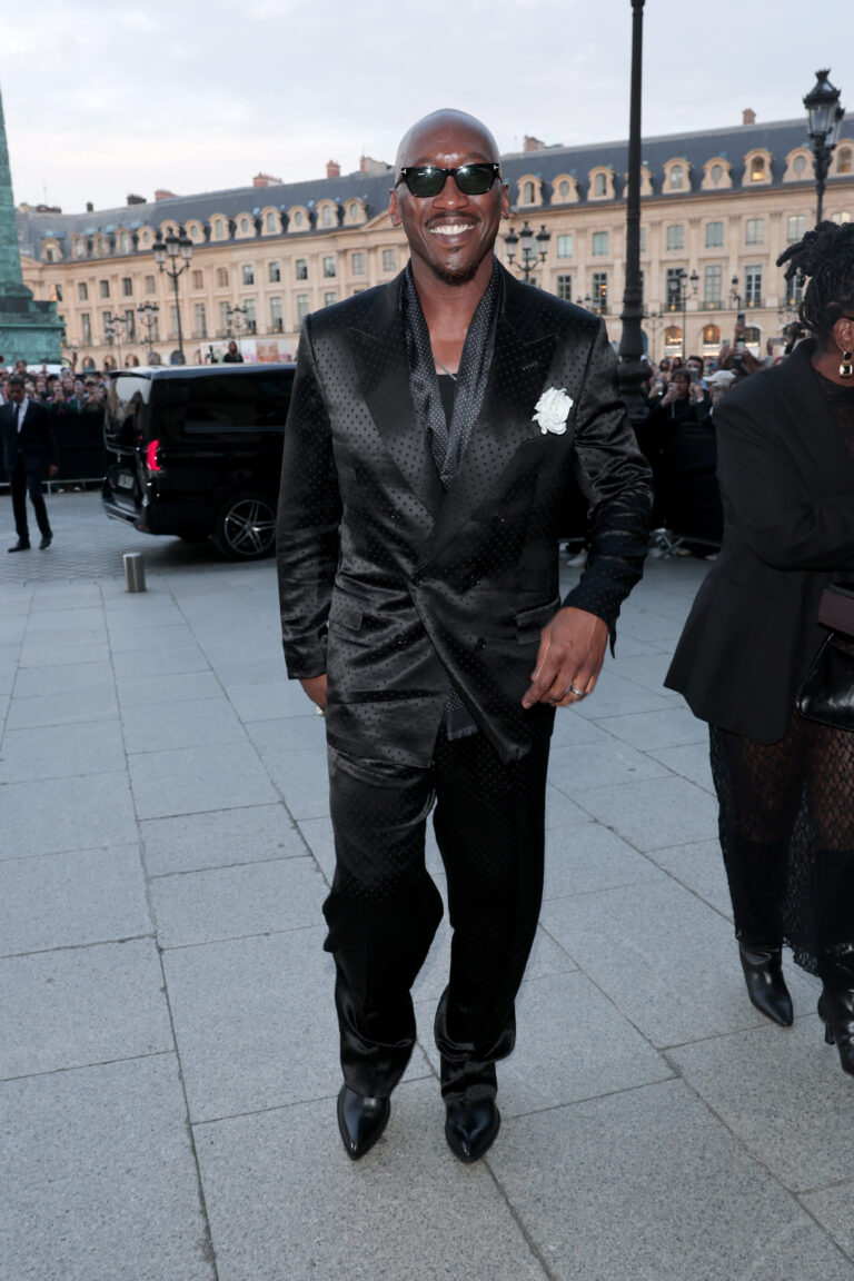 Estes são alguns dos nossos looks favoritos de Mahershala Ali