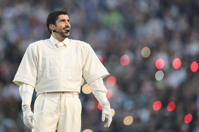 Zara e Audemars Piguet: veja os detalhes do look hi-lo de Bad Bunny no Super Bowl